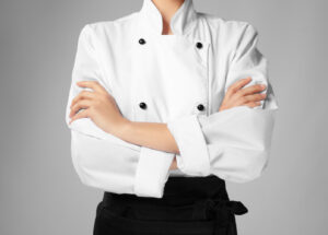 joven-chef-femenina-sobre-fondo-claro