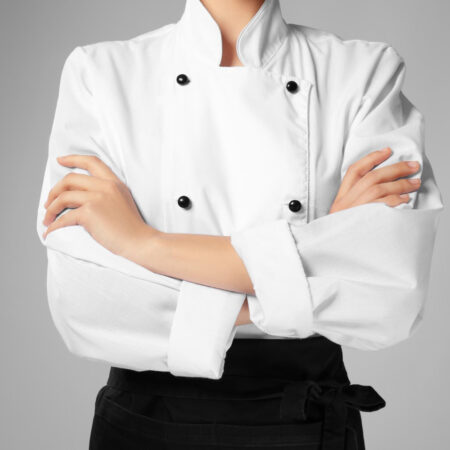 joven-chef-femenina-sobre-fondo-claro